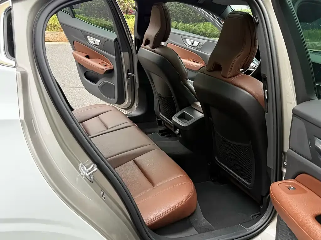 Volvo S60 — фото 10