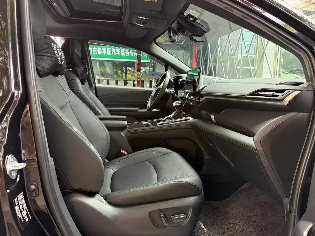 Toyota Sienna — фото 9