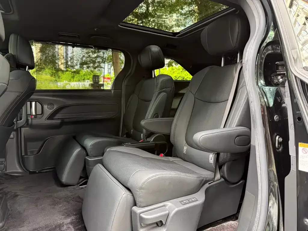 Toyota Sienna — фото 2