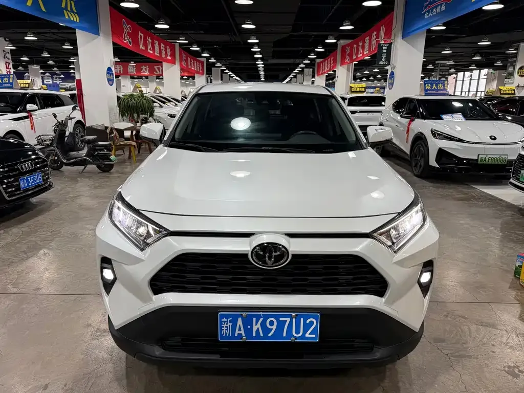 Toyota RAV4 — фото 1