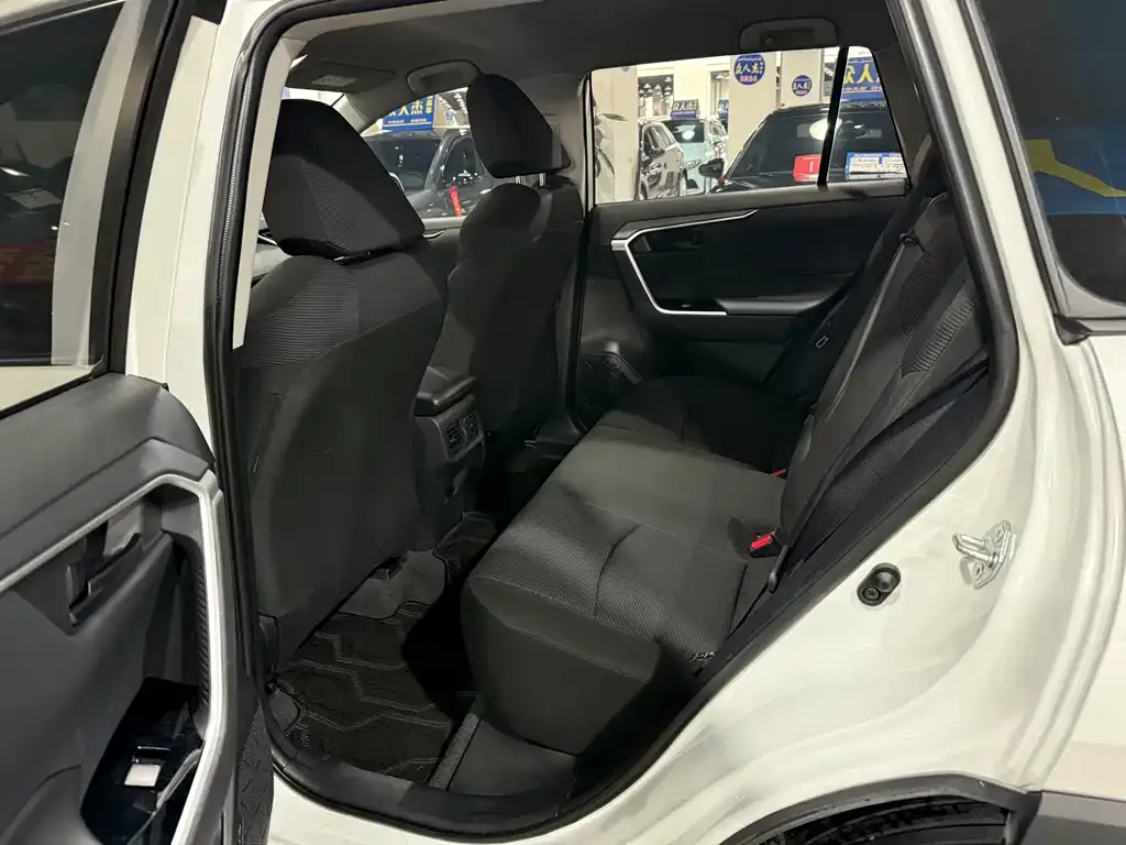 Toyota RAV4 — фото 3