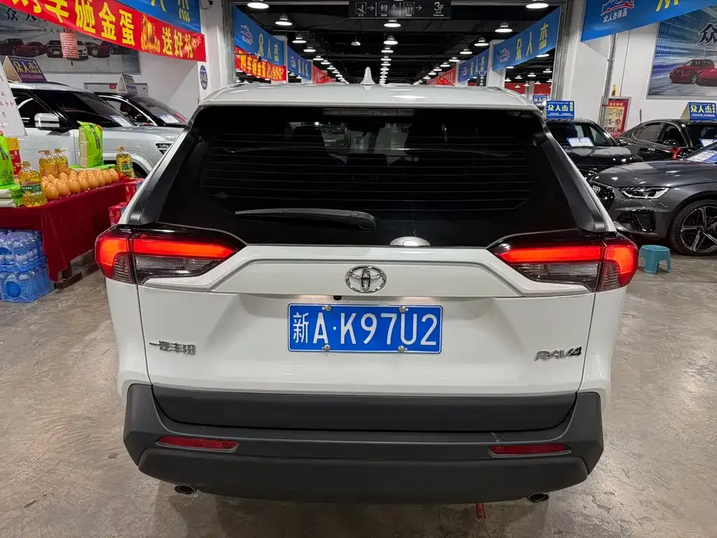 Toyota RAV4 — фото 6