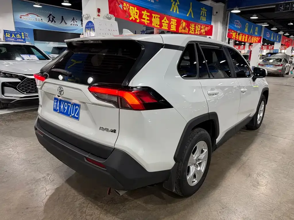 Toyota RAV4 — фото 7