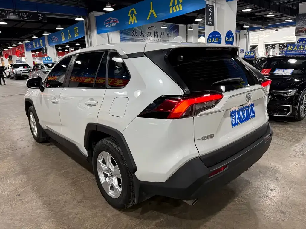 Toyota RAV4 — фото 2