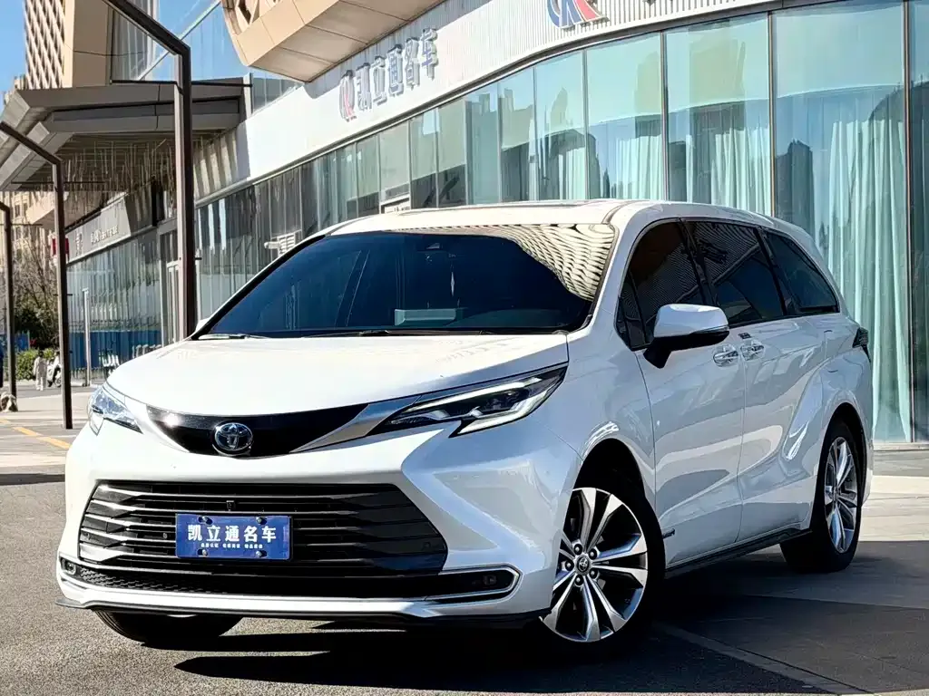 Toyota Sienna — фото 1