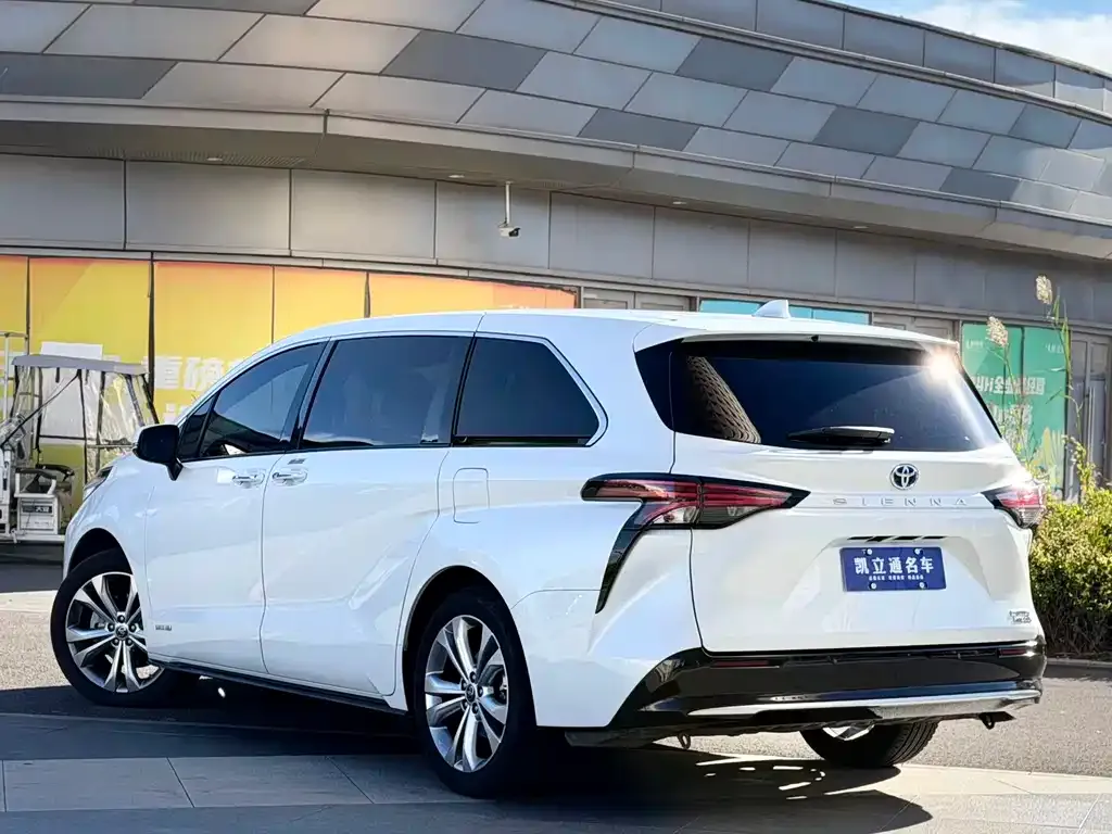Toyota Sienna — фото 8