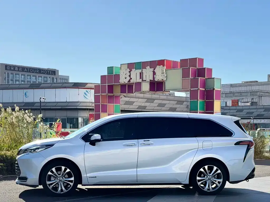 Toyota Sienna — фото 10