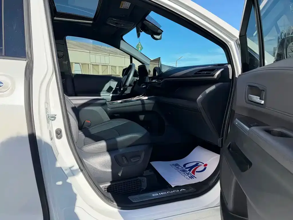 Toyota Sienna — фото 2