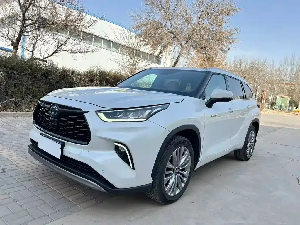 Toyota Highlander — фото 1