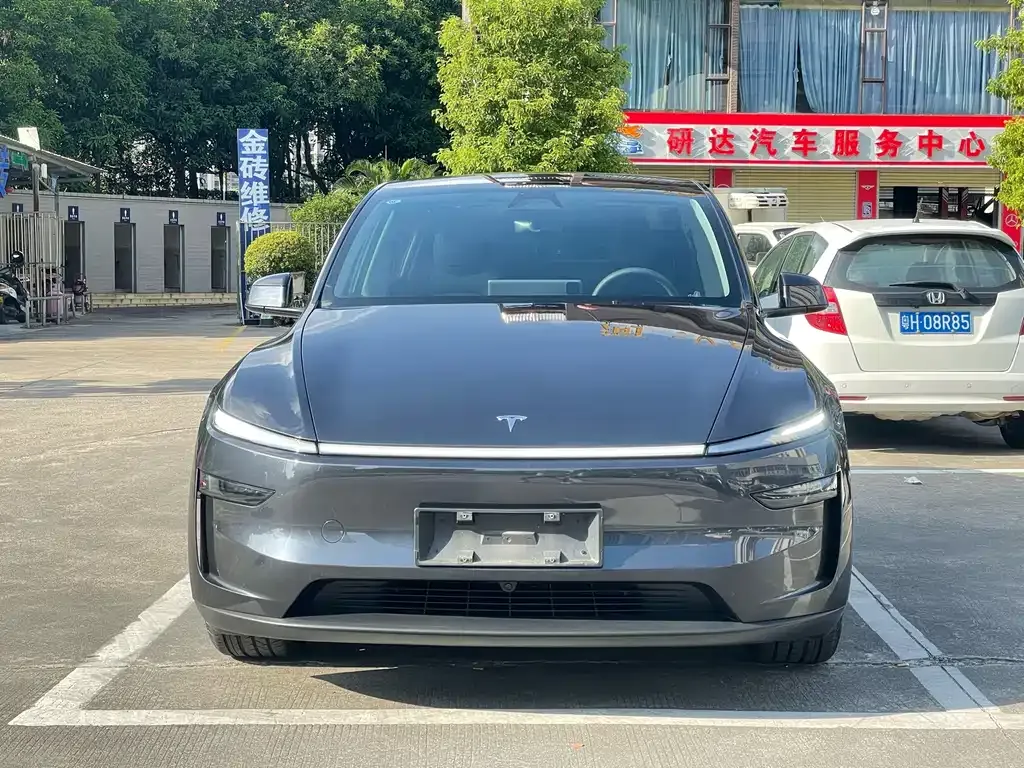Tesla Model Y — фото 8