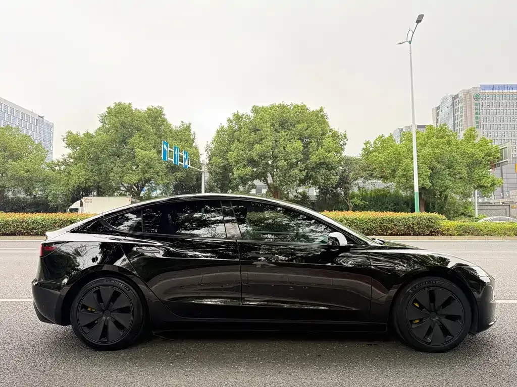 Tesla Model 3 — фото 10