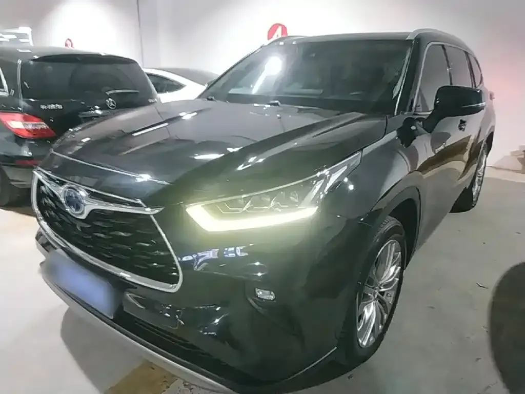 Toyota Highlander — фото 1