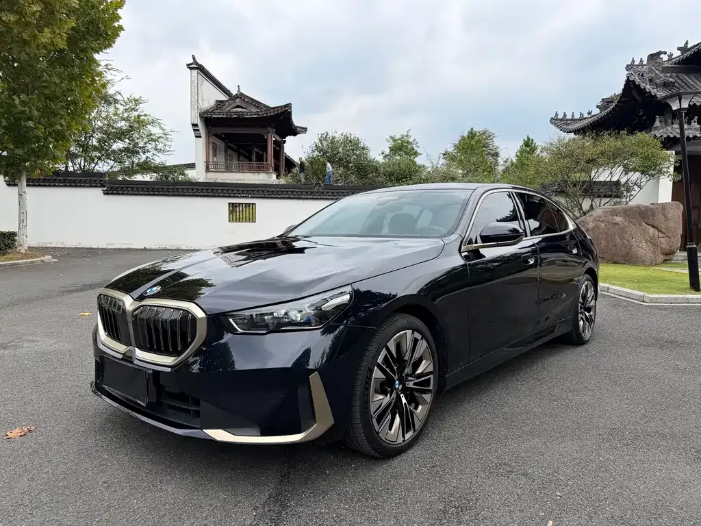 BMW 5 Series — фото 1
