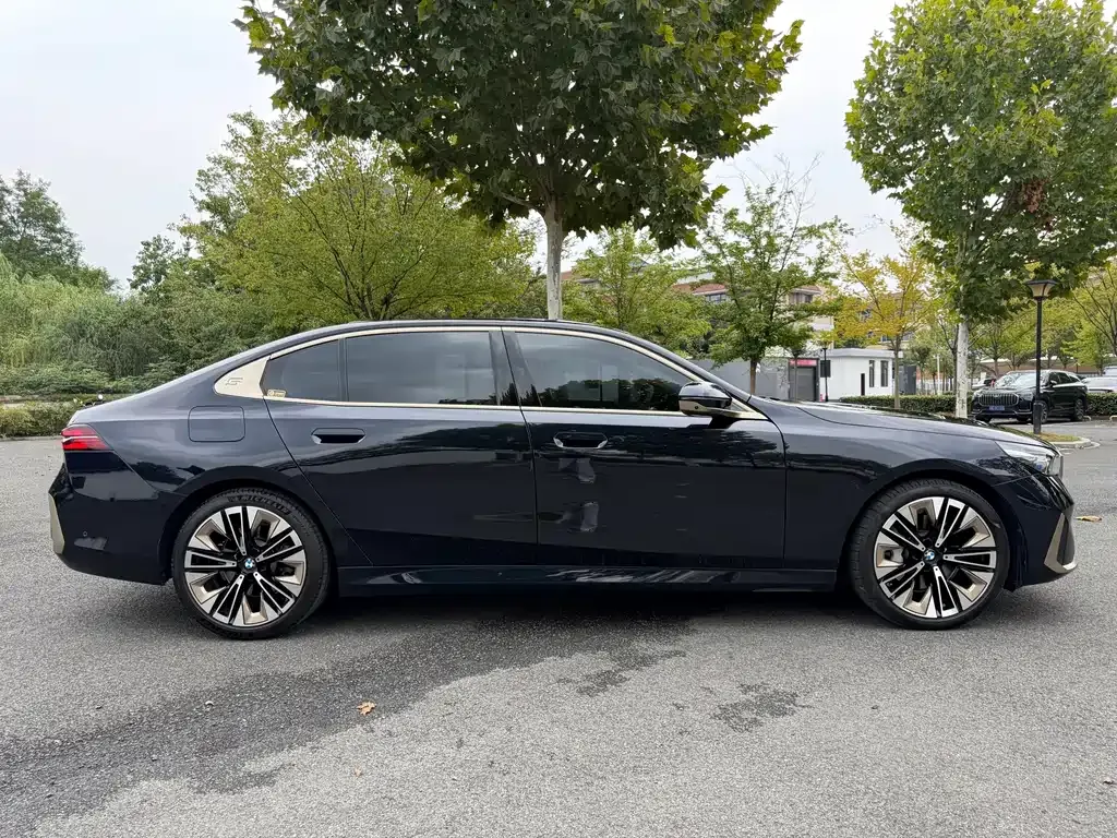 BMW 5 Series — фото 10