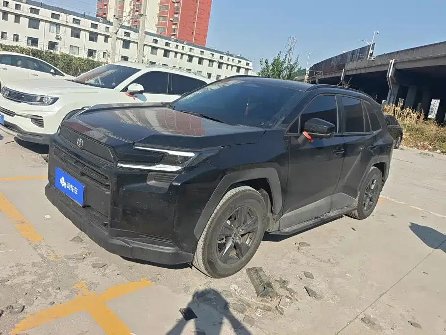 Toyota RAV4 — фото 1