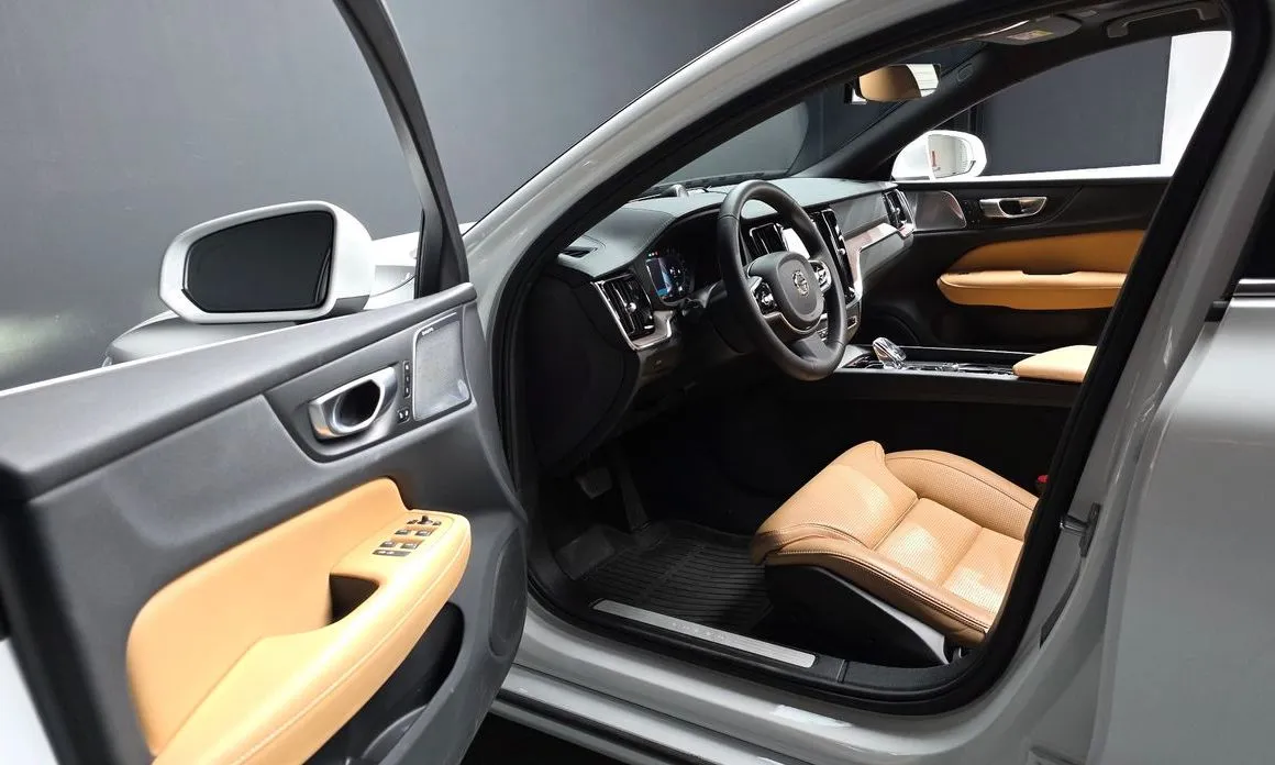 Volvo S60 — фото 10