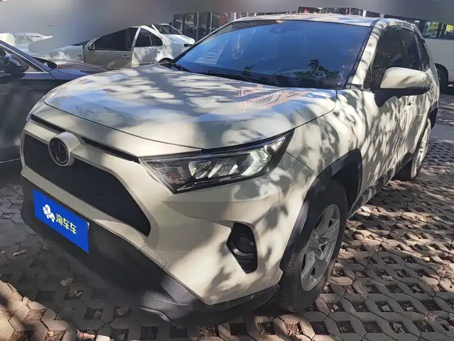 Toyota RAV4 — фото 1