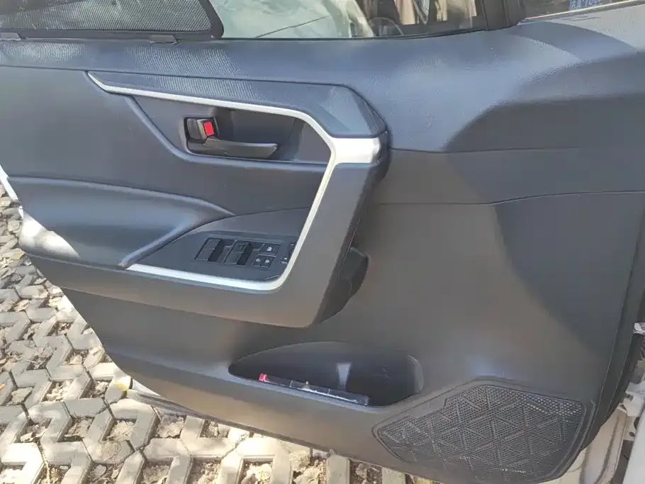 Toyota RAV4 — фото 7
