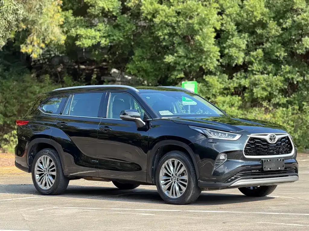 Toyota Highlander — фото 1