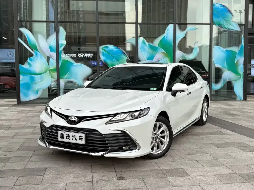 Toyota Camry — фото 1