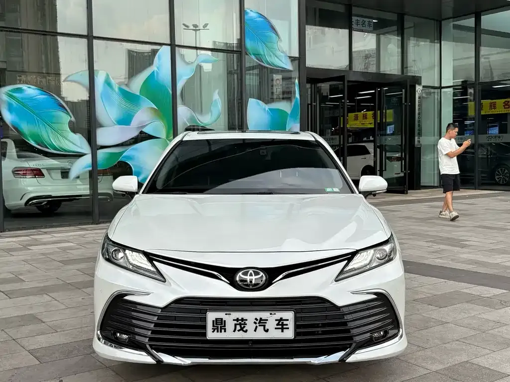 Toyota Camry — фото 2