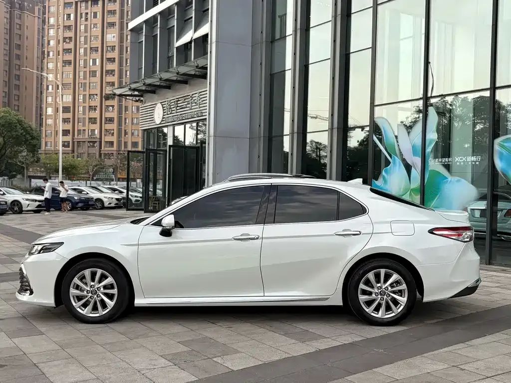 Toyota Camry — фото 6