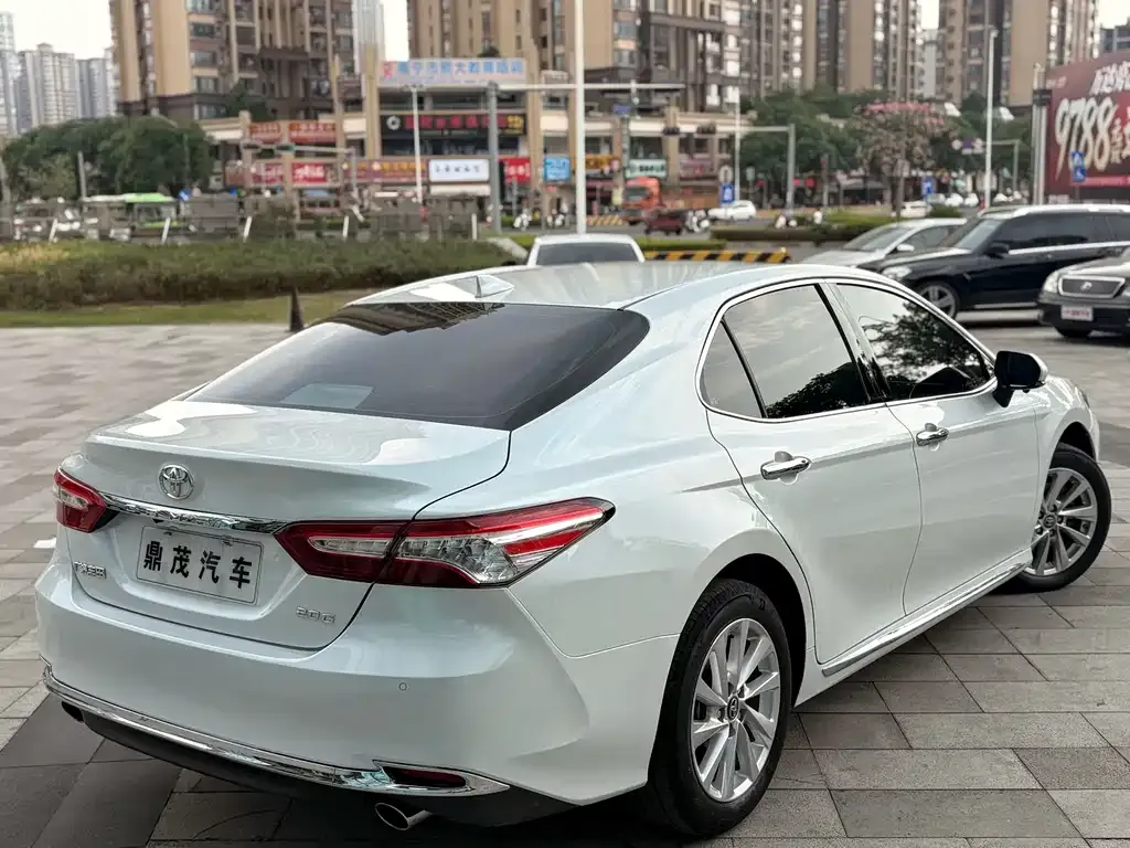 Toyota Camry — фото 10