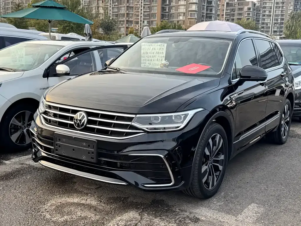 Volkswagen Tiguan L — фото 1