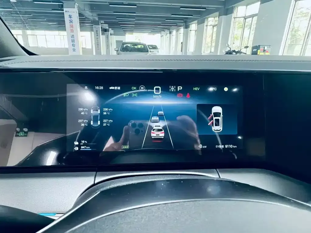 BYD L DM-i — фото 9