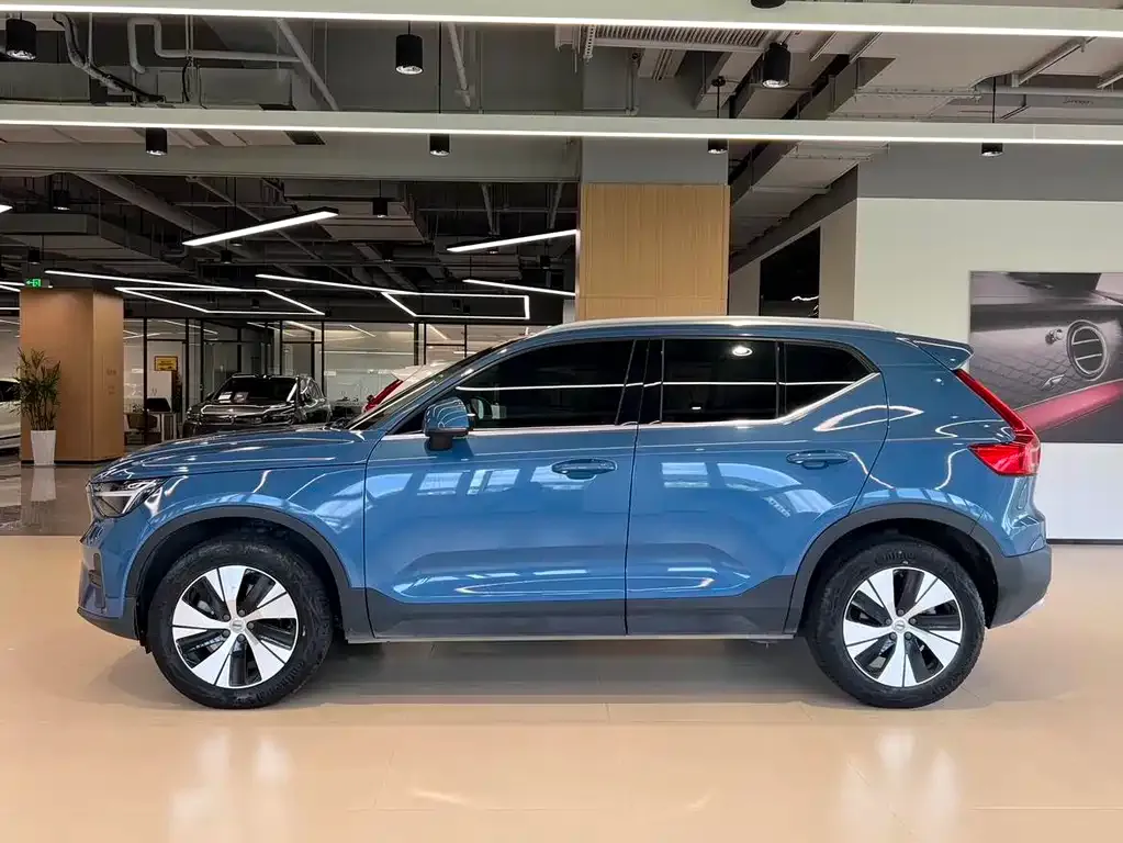 Volvo XC40 — фото 7
