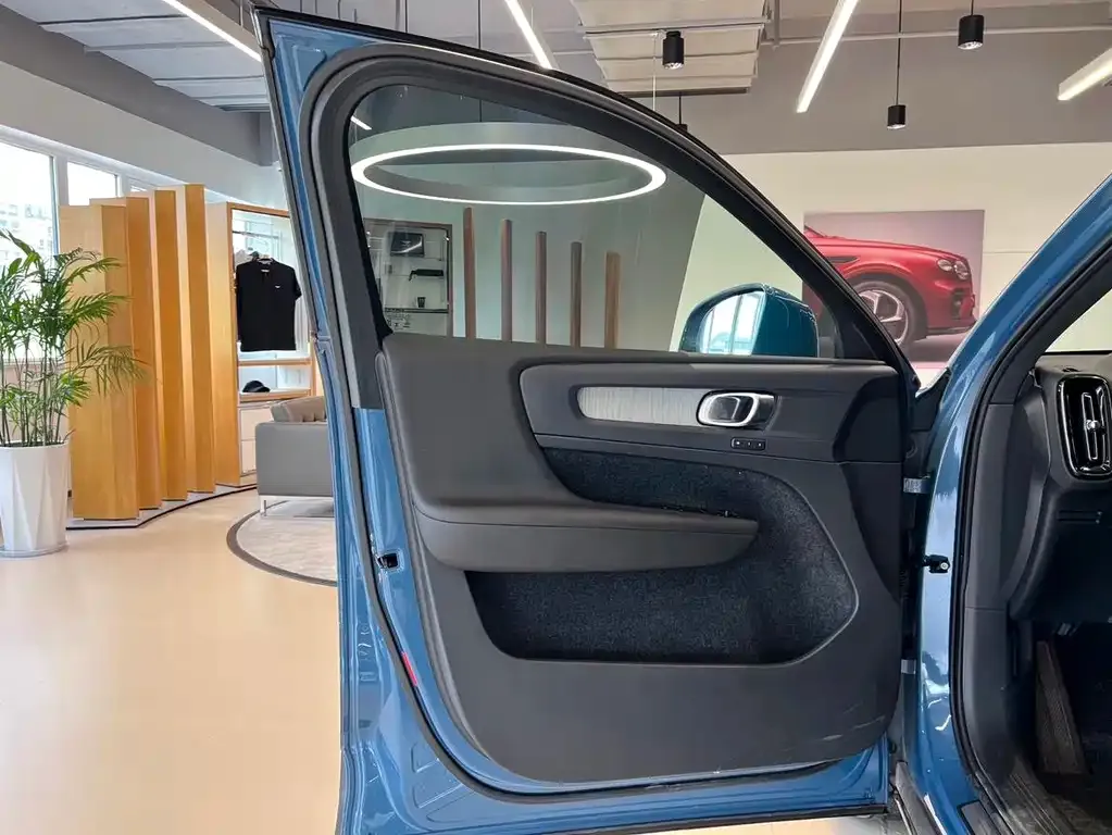 Volvo XC40 — фото 4
