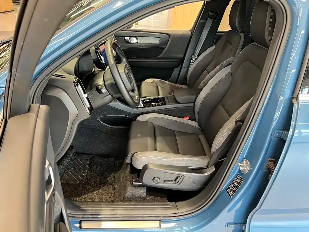 Volvo XC40 — фото 10