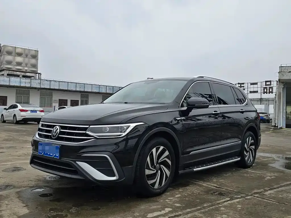 Volkswagen Tiguan L — фото 1