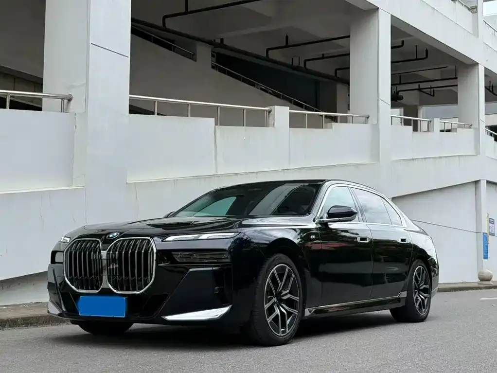 BMW 7 Series — фото 1