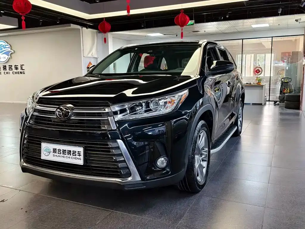 Toyota Highlander — фото 1