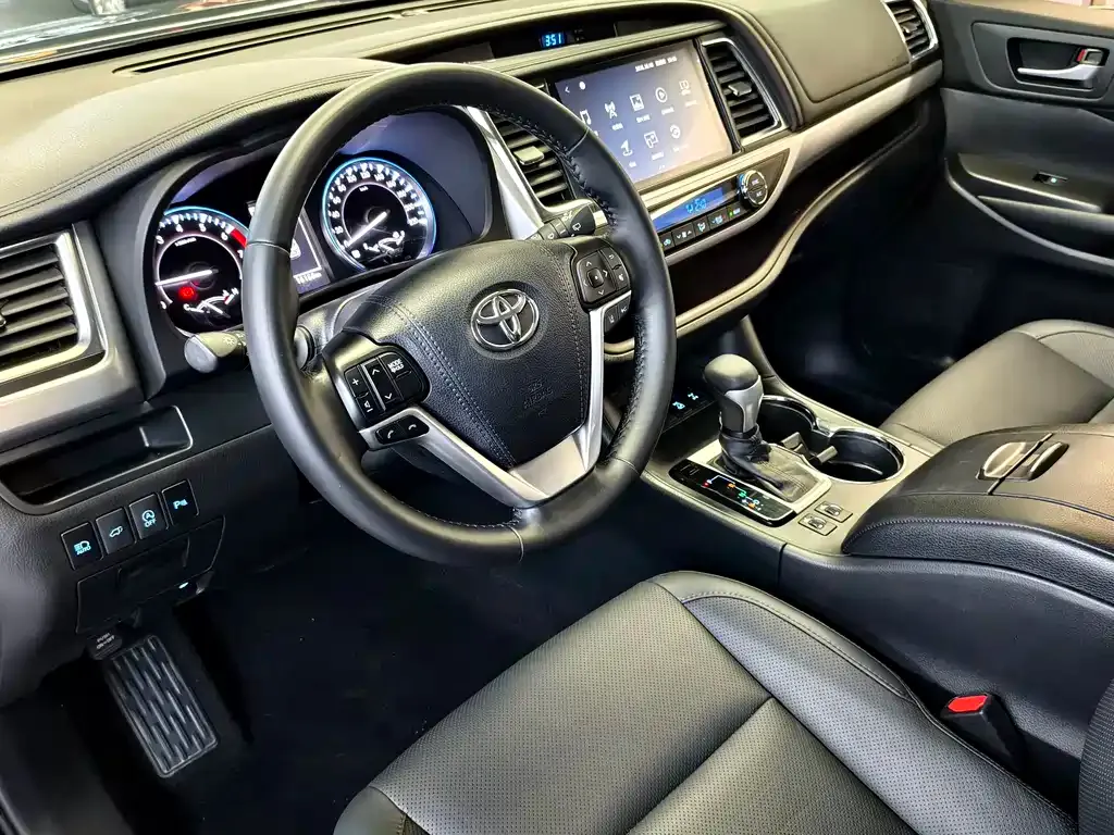 Toyota Highlander — фото 9