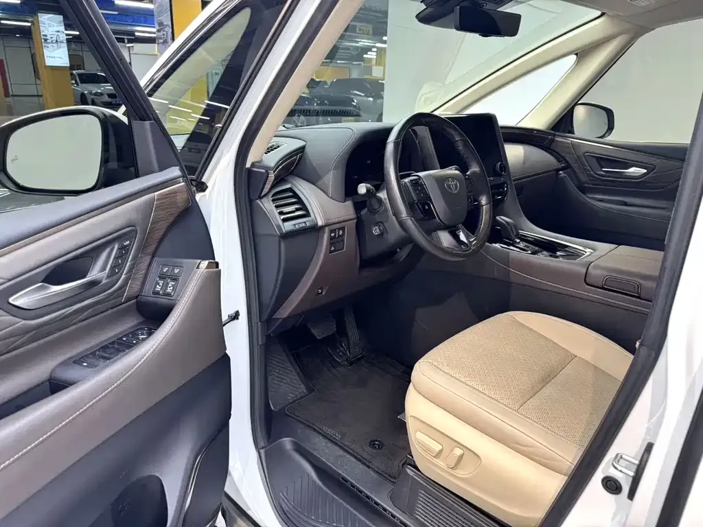 Toyota Alphard — фото 5