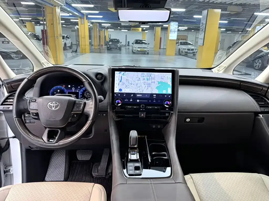 Toyota Alphard — фото 4