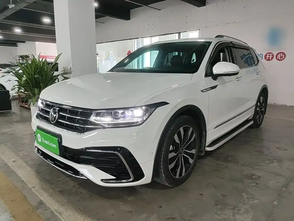 Volkswagen Tiguan L — фото 1