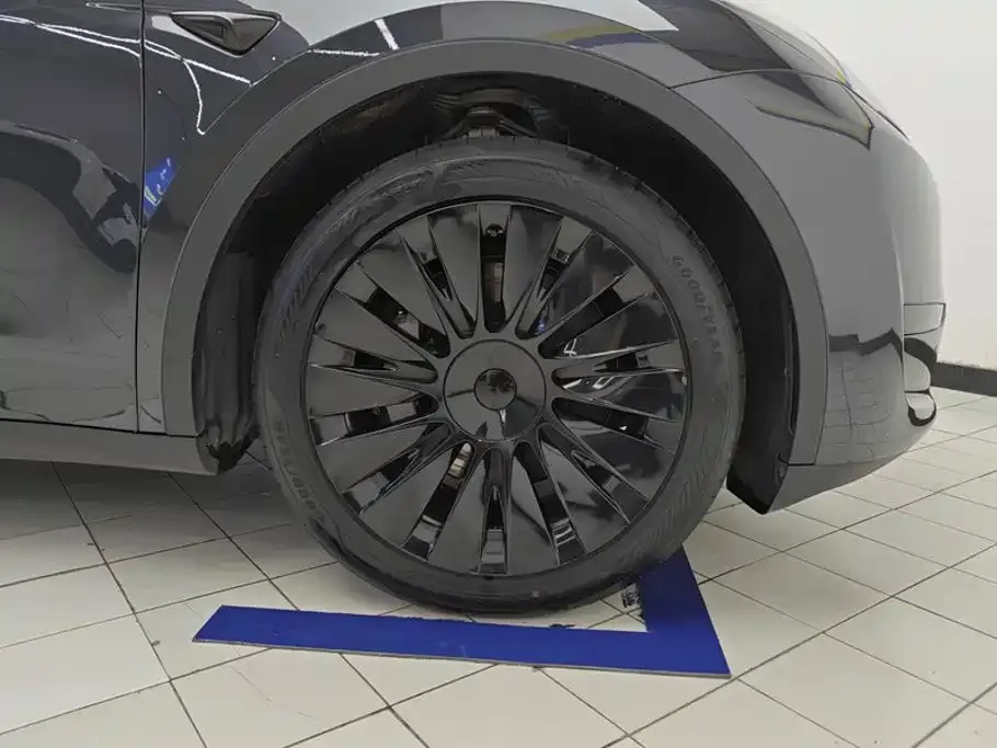 Tesla Model Y — фото 10
