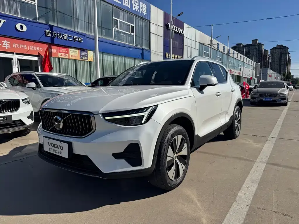 Volvo XC40 — фото 1