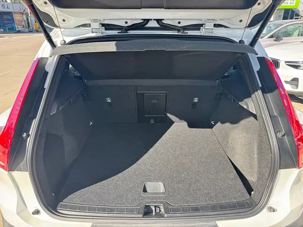 Volvo XC40 — фото 10