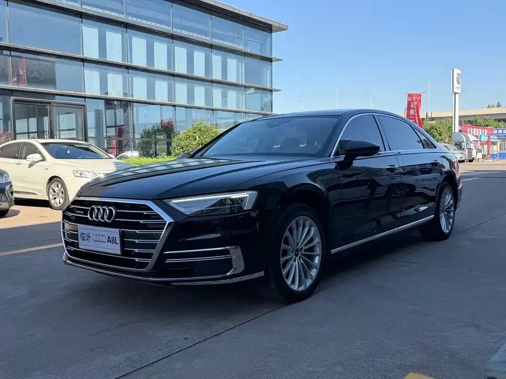 Audi A8 — фото 1