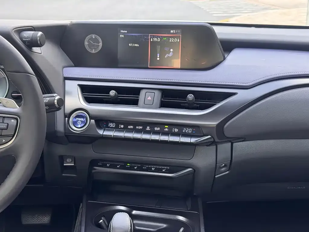 Lexus UX New Energy — фото 2