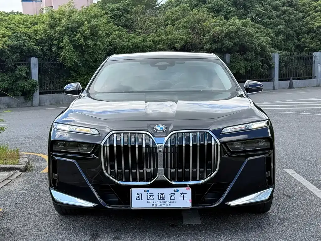 BMW 7 Series — фото 1