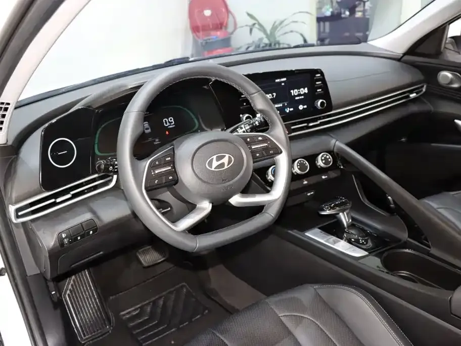Hyundai Elantra — фото 10