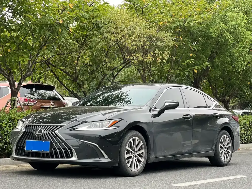 Lexus ES — фото 1