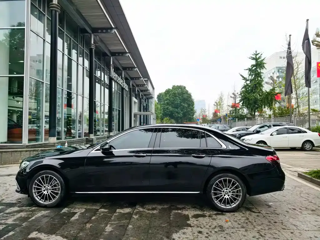 Mercedes-Benz E-Class — фото 2