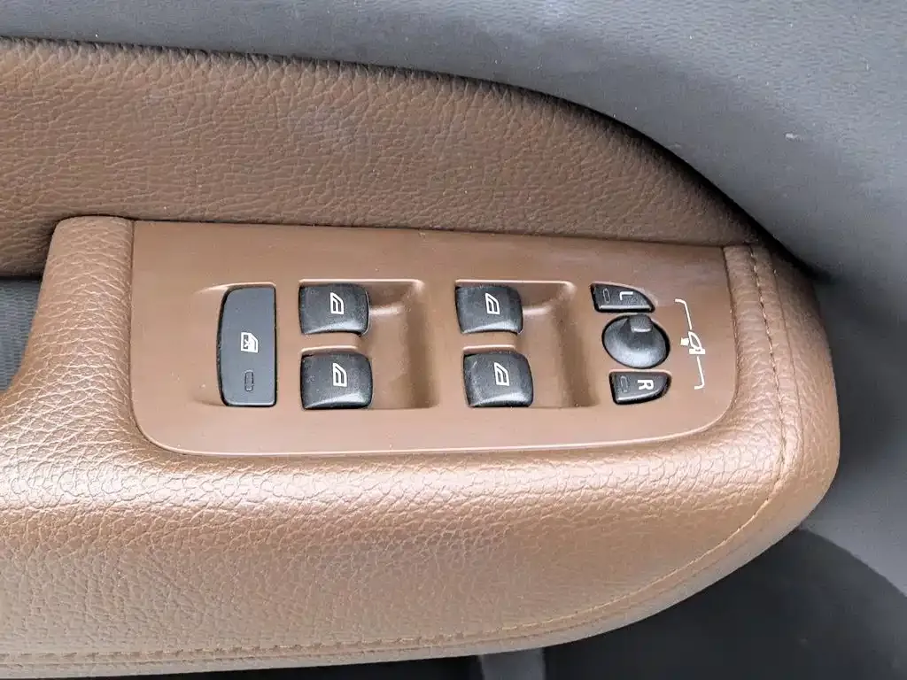 Volvo XC60 — фото 10