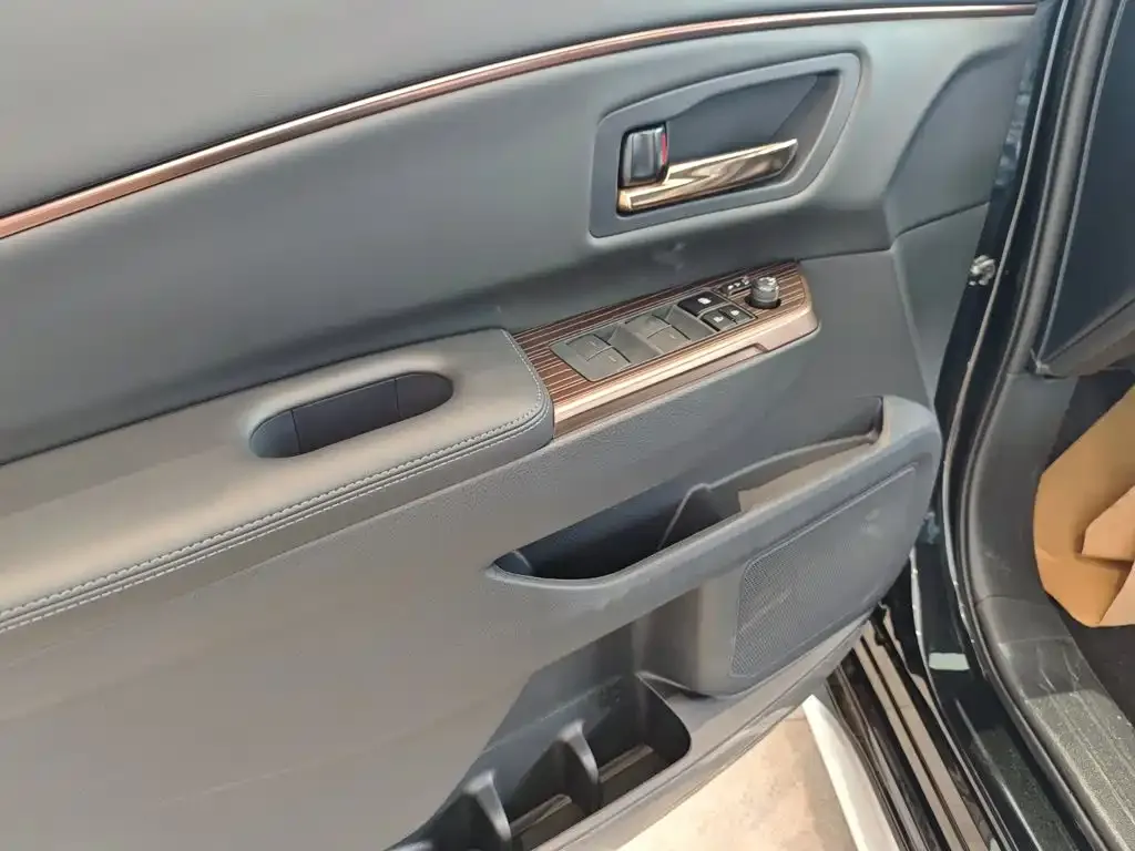 Toyota Granvia — фото 4
